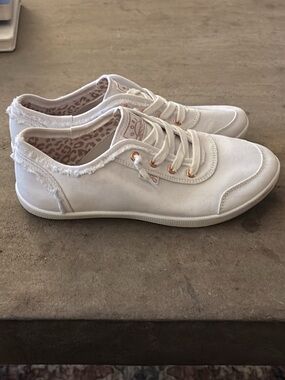 Women’s SKECHERS BOBS lace up casual shoe size 7, white canvas upper A-6